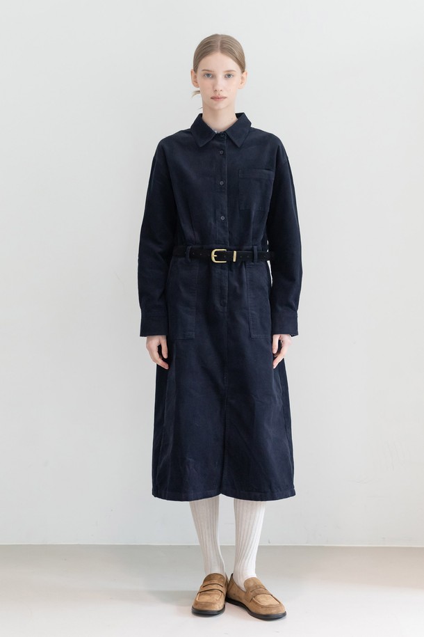 **코듀로이 벨티드 원피스_2color**는 부드러운 촉감의 코듀로이 소재로 제작되어 가을, 겨울 시즌에 따뜻하게 착용할 수 있는 여성 원피스입니다. 카라넥 디자인과 긴소매, 레귤러핏으로 캐주얼하면서도 베이직한 스타일을 연출합니다. 허리 벨트가 세트로 구성되어 있어, 다양한 TPO에 맞춰 출근룩 또는 모임룩으로 활용 가능합니다. 베이지와 브라운 두 가지 컬러로 출시되어, 미니멀, 캐주얼, 클래식 등 다채로운 스타일을 소화할 수 있습니다. 셔츠형 디자인으로 제작되어 편안함과 세련됨을 동시에 잡았습니다.
