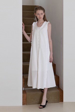 Sleeveless lace dress - White