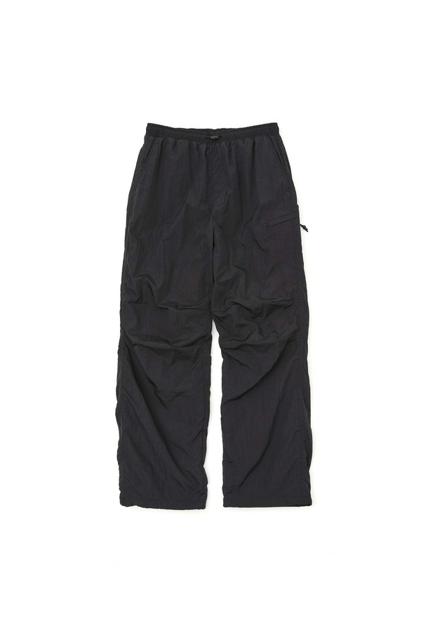 액티브 나일론 팬츠 (4color)는 아웃도어 및 일상에서 활용하기 좋은 남녀 공용 긴바지입니다. 두꺼운 두께감과 부드러운 촉감의 나일론, 폴리에스터 혼방 소재에 플리스 안감을 더해 겨울철에도 따뜻하게 착용할 수 있습니다. 스포티하고 캐주얼한 스타일 연출에 용이하며, 와이드핏과 조거핏으로 편안한 착용감을 제공합니다. 무릎 다트 디테일, 대각선 포켓 디자인, 하단 스트링과 스토퍼, E밴드 허리, 무릎 절개 등 다양한 디테일과 방수, 통기성, 오염 방지 기능을 갖추었습니다. 블랙, 차콜 그레이, 그레이, 카키 4가지 색상으로 출시되어 등산룩, 캠핑룩, 러닝룩 등 다양한 TPO에 활용 가능합니다.
