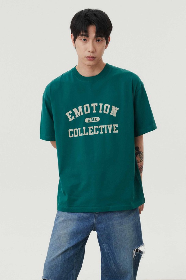 아치 이모션 티셔츠_그린은 캐주얼하고 베이직한 스타일의 공용 티셔츠입니다. 봄, 여름, 가을에 착용하기 좋으며, 두꺼운 면 소재로 제작되어 부드러운 촉감을 선사합니다. 세미오버핏 레귤러 기장으로 편안하게 착용 가능하며, 라운드넥 디자인입니다. 아치형 슬로건 프린트와 소매 시그니처 자수가 돋보이며, 넥라인과 어깨선에는 이중 스티치, 넥라인에는 보강 스티칭 처리가 되어 있습니다. 그린 컬러로 다양한 스타일에 활용하기 좋습니다.
