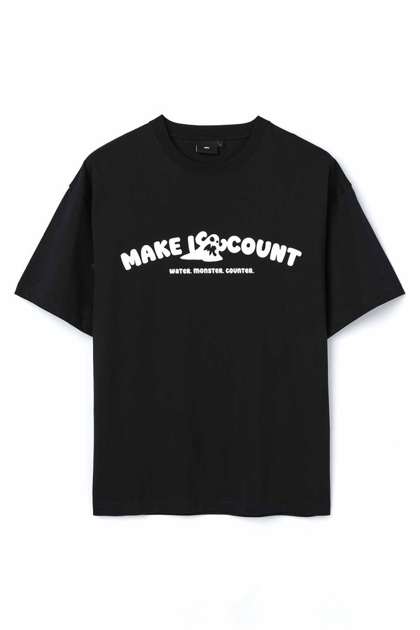 스몰 몬스터로고 티셔츠_BLACK는 남녀 모두 착용 가능한 블랙 컬러의 티셔츠입니다. 면 소재로 제작되어 부드러운 촉감을 선사하며, 두꺼운 두께감으로 제작되어 넉넉한 핏을 연출합니다. 라운드넥 디자인에, 넥라인부터 어깨라인까지 이중 스티치 처리와 넥라인 이중 스티치 보강으로 내구성을 높였습니다. 소매에는 시그니처 자수가, 전면에는 로고 프린트가 더해져 캐주얼, 스트릿, 미니멀 스타일을 연출하기 좋습니다. 봄, 여름 시즌에 활용하기 좋은 레귤러 기장의 반소매 티셔츠입니다.
