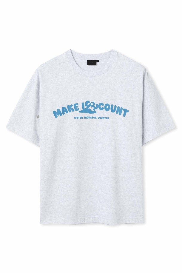 스몰 몬스터 로고 티셔츠_뉴트럴 그레이는 일상에서 편안하게 착용하기 좋은 공용 티셔츠입니다. 봄, 여름에 어울리는 두꺼운 면 소재로 제작되어 부드러운 촉감을 선사하며, 오버핏 또는 루즈핏으로 여유로운 착용감을 제공합니다. 라운드넥 디자인에 더블 스티치 네크라인, 어깨라인 보강, 소매 자수 디테일로 꼼꼼함을 더했습니다. 텐터 및 텀블 가공 처리로 완성도를 높였으며, 캐주얼, 미니멀 스타일을 즐기는 분들께 동네 마실룩, 집콕룩으로 추천합니다.
