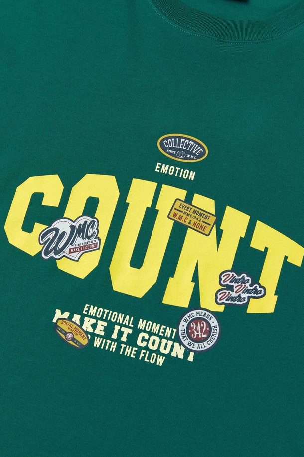 키치 와펜 티셔츠_GREEN는 캐주얼, 미니멀, 스트리트 스타일을 즐기는 당신을 위한 아이템입니다. 봄, 여름 시즌에 어울리는 오버핏 반소매 티셔츠로, 톤온톤의 그린 컬러가 시원한 느낌을 줍니다. 넉넉한 두께감의 면 소재로 제작되어 부드러운 촉감을 선사하며, 일상과 여행 어떤 TPO에도 잘 어울립니다. 네크라인과 소매의 섬세한 디테일, 텀블 워싱 및 텐터 가공으로 완성된 높은 퀄리티를 경험해 보세요. 전면에 레터링, 그래픽, 로고 패턴의 와펜이 키치한 매력을 더합니다.
