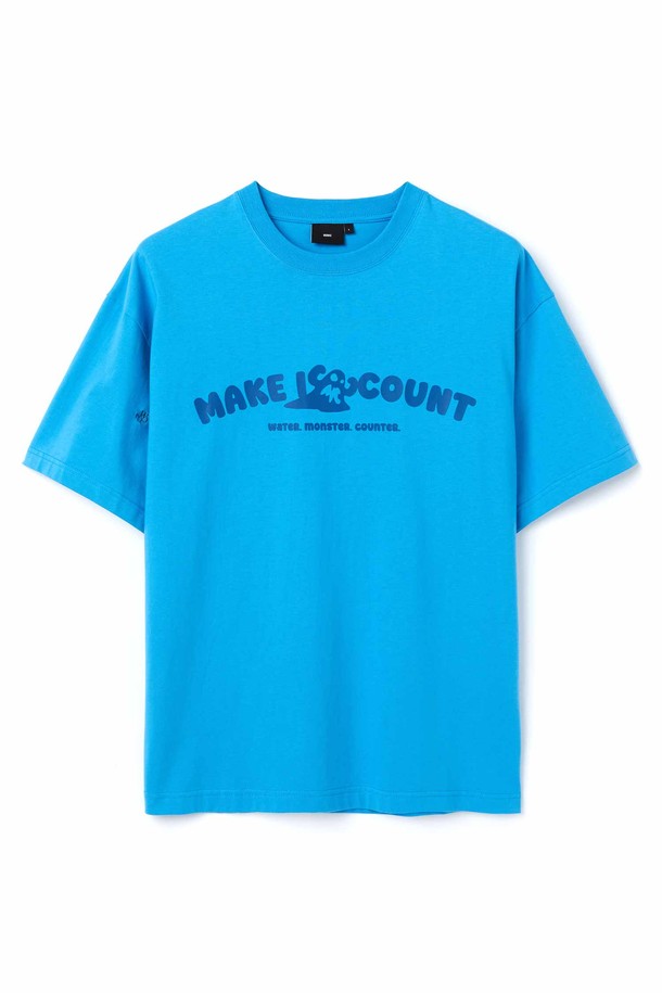 스몰 몬스터로고 티셔츠_BLUE는 편안하고 스타일리시한 캐주얼룩을 연출하기 좋은 남성용 티셔츠입니다. 부드러운 면 소재로 제작되어 봄, 여름철에 시원하게 착용할 수 있으며, 넉넉한 세미 오버핏으로 편안함을 더했습니다. 라운드넥 디자인에 넥라인부터 어깨라인까지 이중 스티치 처리하여 내구성을 높였고, 소매에는 시그니처 자수 디테일이 돋보입니다. 텀블 & 텐터 가공으로 수축 및 변형을 최소화하여 오랫동안 변함없이 즐겨 입을 수 있으며, 동네 마실룩, 여행룩, 캐주얼, 미니멀, 시티보이 스타일을 연출하기에 좋습니다.
