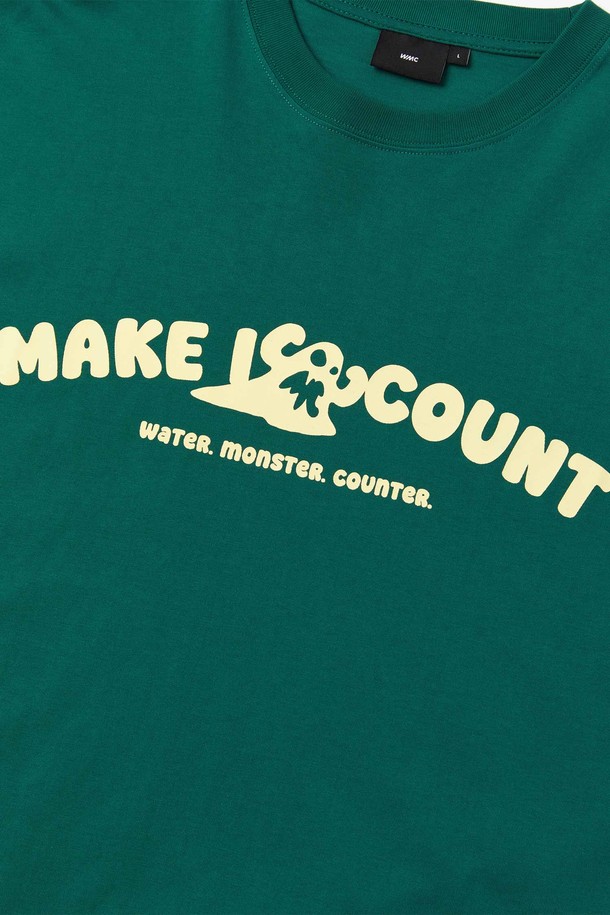 스몰 몬스터로고 티셔츠_GREEN는 캐주얼, 스트리트 스타일을 즐기는 분들을 위한 반소매 티셔츠입니다. 넥 라인부터 어깨 라인까지 이중 스티치로 튼튼하게 마감했으며, 소매에는 시그니처 자수를 넣어 포인트를 더했습니다. 고밀도 코튼 소재로 제작되어 부드러운 촉감을 선사하며, 텀블 & 텐터 가공을 통해 수축과 변형을 최소화했습니다. 라운드넥에 세미 오버핏으로 편안하게 착용 가능하며, 일상, 여행 등 다양한 TPO에 활용할 수 있습니다. 그린 컬러의 스몰 몬스터 로고가 돋보이는 두꺼운 두께감의 티셔츠입니다.
