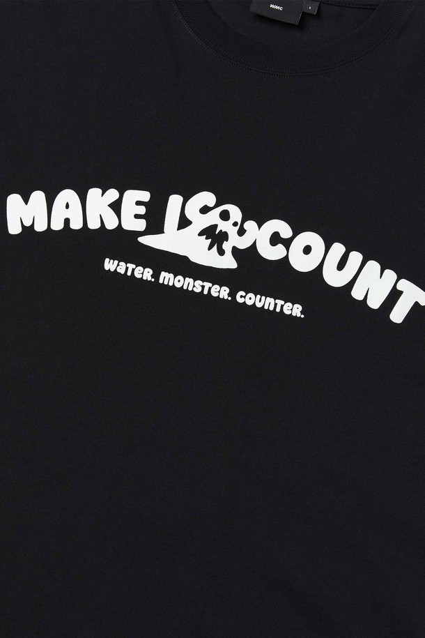 스몰 몬스터로고 티셔츠_BLACK는 남녀 모두 착용 가능한 블랙 컬러의 티셔츠입니다. 면 소재로 제작되어 부드러운 촉감을 선사하며, 두꺼운 두께감으로 제작되어 넉넉한 핏을 연출합니다. 라운드넥 디자인에, 넥라인부터 어깨라인까지 이중 스티치 처리와 넥라인 이중 스티치 보강으로 내구성을 높였습니다. 소매에는 시그니처 자수가, 전면에는 로고 프린트가 더해져 캐주얼, 스트릿, 미니멀 스타일을 연출하기 좋습니다. 봄, 여름 시즌에 활용하기 좋은 레귤러 기장의 반소매 티셔츠입니다.
