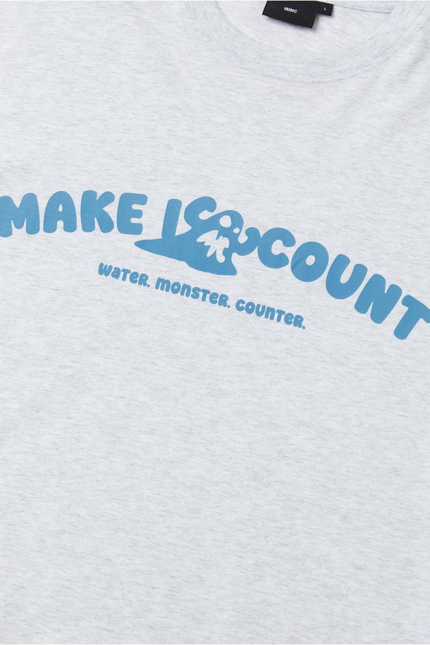 스몰 몬스터 로고 티셔츠_뉴트럴 그레이는 일상에서 편안하게 착용하기 좋은 공용 티셔츠입니다. 봄, 여름에 어울리는 두꺼운 면 소재로 제작되어 부드러운 촉감을 선사하며, 오버핏 또는 루즈핏으로 여유로운 착용감을 제공합니다. 라운드넥 디자인에 더블 스티치 네크라인, 어깨라인 보강, 소매 자수 디테일로 꼼꼼함을 더했습니다. 텐터 및 텀블 가공 처리로 완성도를 높였으며, 캐주얼, 미니멀 스타일을 즐기는 분들께 동네 마실룩, 집콕룩으로 추천합니다.
