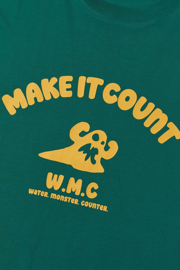 아치 몬스터 티셔츠_GREEN은 남성용 상의 티셔츠입니다. 그린, 화이트, 차콜, 그레이, 블랙 색상으로 출시되었으며, 일상에서 캐주얼하고 스트릿한 스타일을 연출하기 좋습니다. 면 소재로 제작되어 부드러운 촉감을 자랑하며, 세미오버핏으로 편안하게 착용할 수 있습니다. 라운드넥 반소매 디자인에 아치형 워터몬스터 그래픽 프린트와 소매 시그니처 자수가 돋보입니다. 넥 라인부터 어깨 라인까지 이중 봉제로 변형을 최소화했으며, 텐터 및 텀블워싱 가공으로 완성도를 높였습니다.
