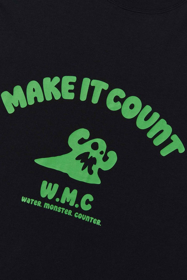 아치 몬스터 티셔츠_BLACK는 캐주얼, 스트리트, 미니멀 스타일을 즐기는 분들을 위한 반소매 티셔츠입니다. 봄, 여름 시즌에 적합하며, 일상에서 편안하게 착용할 수 있습니다. 세미 오버핏으로 제작되었으며, 부드러운 촉감의 고밀도 면 소재를 사용하여 편안한 착용감을 선사합니다. 아치형 워터몬스터 그래픽 프린트와 소매 시그니처 자수로 포인트를 주었으며, 넥 라인부터 어깨 라인까지 이중 봉제하여 내구성을 높였습니다. 텐터 가공과 텀블 워싱으로 완성도를 높인 블랙 컬러의 라운드넥 티셔츠입니다.
