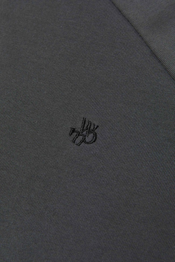 선샤인 티셔츠_차콜 그레이는 남성용 티셔츠로, 캐주얼하고 베이직한 스타일을 추구합니다. 봄, 여름 시즌에 적합하며, 일상복으로 활용하기 좋습니다. 차콜 그레이 컬러의 라운드넥 반소매 레귤러핏 티셔츠입니다. 전면에 브랜드 슬로건 그래픽 프린트가 있으며, 소매에는 자수 로고가 포인트로 디자인되었습니다. 면 소재로 제작되어 부드러운 촉감을 느낄 수 있으며, 더블 스티치 네크라인 마감으로 내구성을 높였습니다.
