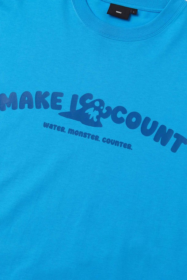 스몰 몬스터로고 티셔츠_BLUE는 편안하고 스타일리시한 캐주얼룩을 연출하기 좋은 남성용 티셔츠입니다. 부드러운 면 소재로 제작되어 봄, 여름철에 시원하게 착용할 수 있으며, 넉넉한 세미 오버핏으로 편안함을 더했습니다. 라운드넥 디자인에 넥라인부터 어깨라인까지 이중 스티치 처리하여 내구성을 높였고, 소매에는 시그니처 자수 디테일이 돋보입니다. 텀블 & 텐터 가공으로 수축 및 변형을 최소화하여 오랫동안 변함없이 즐겨 입을 수 있으며, 동네 마실룩, 여행룩, 캐주얼, 미니멀, 시티보이 스타일을 연출하기에 좋습니다.
