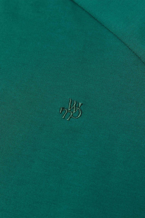 스몰 몬스터로고 티셔츠_GREEN는 캐주얼, 스트리트 스타일을 즐기는 분들을 위한 반소매 티셔츠입니다. 넥 라인부터 어깨 라인까지 이중 스티치로 튼튼하게 마감했으며, 소매에는 시그니처 자수를 넣어 포인트를 더했습니다. 고밀도 코튼 소재로 제작되어 부드러운 촉감을 선사하며, 텀블 & 텐터 가공을 통해 수축과 변형을 최소화했습니다. 라운드넥에 세미 오버핏으로 편안하게 착용 가능하며, 일상, 여행 등 다양한 TPO에 활용할 수 있습니다. 그린 컬러의 스몰 몬스터 로고가 돋보이는 두꺼운 두께감의 티셔츠입니다.
