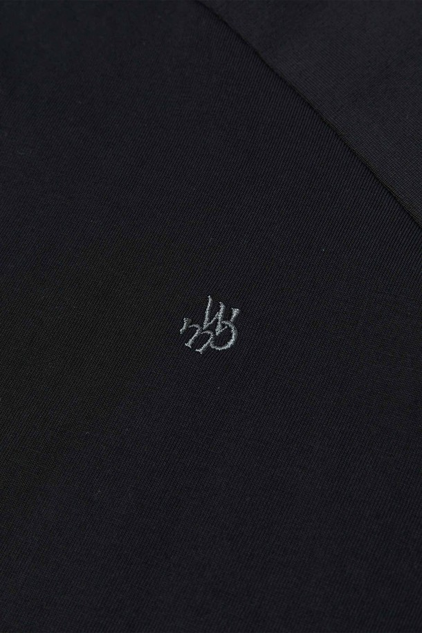 스몰 몬스터로고 티셔츠_BLACK는 남녀 모두 착용 가능한 블랙 컬러의 티셔츠입니다. 면 소재로 제작되어 부드러운 촉감을 선사하며, 두꺼운 두께감으로 제작되어 넉넉한 핏을 연출합니다. 라운드넥 디자인에, 넥라인부터 어깨라인까지 이중 스티치 처리와 넥라인 이중 스티치 보강으로 내구성을 높였습니다. 소매에는 시그니처 자수가, 전면에는 로고 프린트가 더해져 캐주얼, 스트릿, 미니멀 스타일을 연출하기 좋습니다. 봄, 여름 시즌에 활용하기 좋은 레귤러 기장의 반소매 티셔츠입니다.
