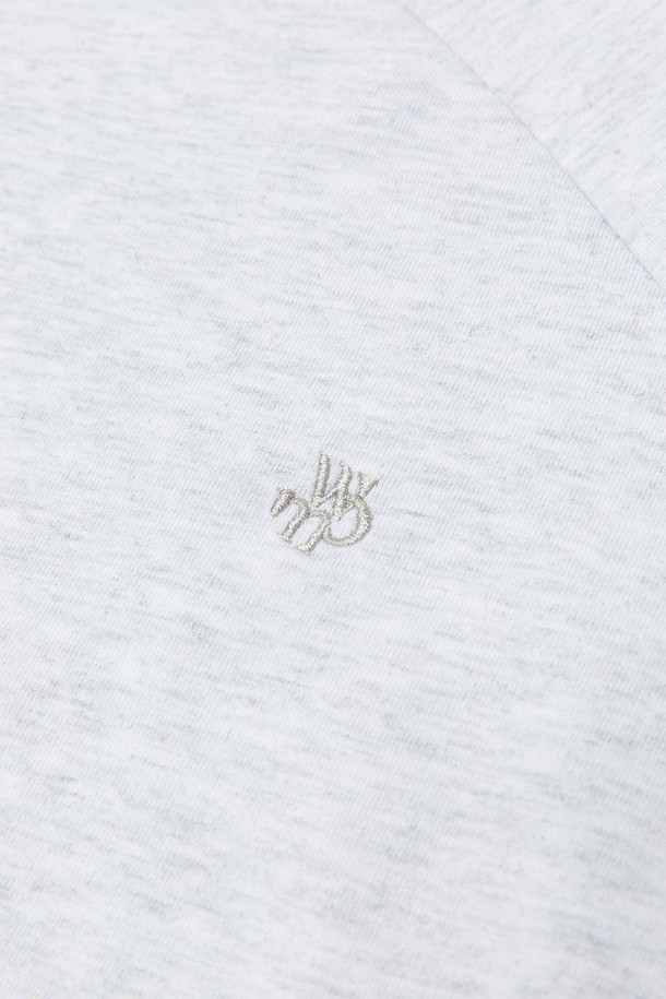 스몰 몬스터 로고 티셔츠_뉴트럴 그레이는 일상에서 편안하게 착용하기 좋은 공용 티셔츠입니다. 봄, 여름에 어울리는 두꺼운 면 소재로 제작되어 부드러운 촉감을 선사하며, 오버핏 또는 루즈핏으로 여유로운 착용감을 제공합니다. 라운드넥 디자인에 더블 스티치 네크라인, 어깨라인 보강, 소매 자수 디테일로 꼼꼼함을 더했습니다. 텐터 및 텀블 가공 처리로 완성도를 높였으며, 캐주얼, 미니멀 스타일을 즐기는 분들께 동네 마실룩, 집콕룩으로 추천합니다.
