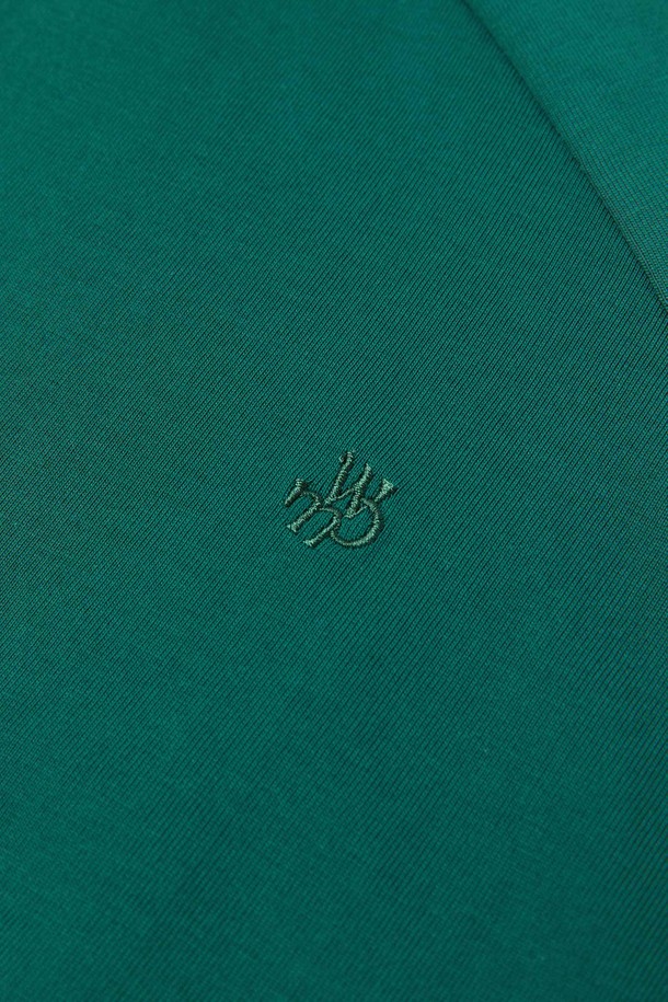 아치 몬스터 티셔츠_GREEN은 남성용 상의 티셔츠입니다. 그린, 화이트, 차콜, 그레이, 블랙 색상으로 출시되었으며, 일상에서 캐주얼하고 스트릿한 스타일을 연출하기 좋습니다. 면 소재로 제작되어 부드러운 촉감을 자랑하며, 세미오버핏으로 편안하게 착용할 수 있습니다. 라운드넥 반소매 디자인에 아치형 워터몬스터 그래픽 프린트와 소매 시그니처 자수가 돋보입니다. 넥 라인부터 어깨 라인까지 이중 봉제로 변형을 최소화했으며, 텐터 및 텀블워싱 가공으로 완성도를 높였습니다.
