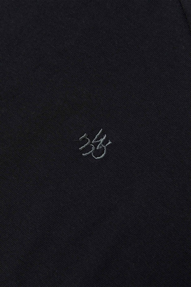 아치 몬스터 티셔츠_BLACK는 캐주얼, 스트리트, 미니멀 스타일을 즐기는 분들을 위한 반소매 티셔츠입니다. 봄, 여름 시즌에 적합하며, 일상에서 편안하게 착용할 수 있습니다. 세미 오버핏으로 제작되었으며, 부드러운 촉감의 고밀도 면 소재를 사용하여 편안한 착용감을 선사합니다. 아치형 워터몬스터 그래픽 프린트와 소매 시그니처 자수로 포인트를 주었으며, 넥 라인부터 어깨 라인까지 이중 봉제하여 내구성을 높였습니다. 텐터 가공과 텀블 워싱으로 완성도를 높인 블랙 컬러의 라운드넥 티셔츠입니다.
