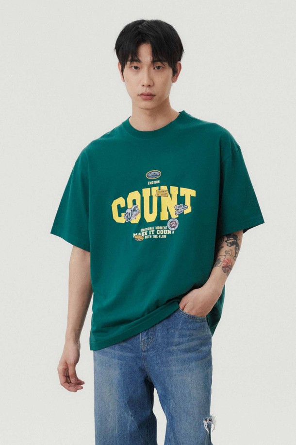 키치 와펜 티셔츠_GREEN는 캐주얼, 미니멀, 스트리트 스타일을 즐기는 당신을 위한 아이템입니다. 봄, 여름 시즌에 어울리는 오버핏 반소매 티셔츠로, 톤온톤의 그린 컬러가 시원한 느낌을 줍니다. 넉넉한 두께감의 면 소재로 제작되어 부드러운 촉감을 선사하며, 일상과 여행 어떤 TPO에도 잘 어울립니다. 네크라인과 소매의 섬세한 디테일, 텀블 워싱 및 텐터 가공으로 완성된 높은 퀄리티를 경험해 보세요. 전면에 레터링, 그래픽, 로고 패턴의 와펜이 키치한 매력을 더합니다.
