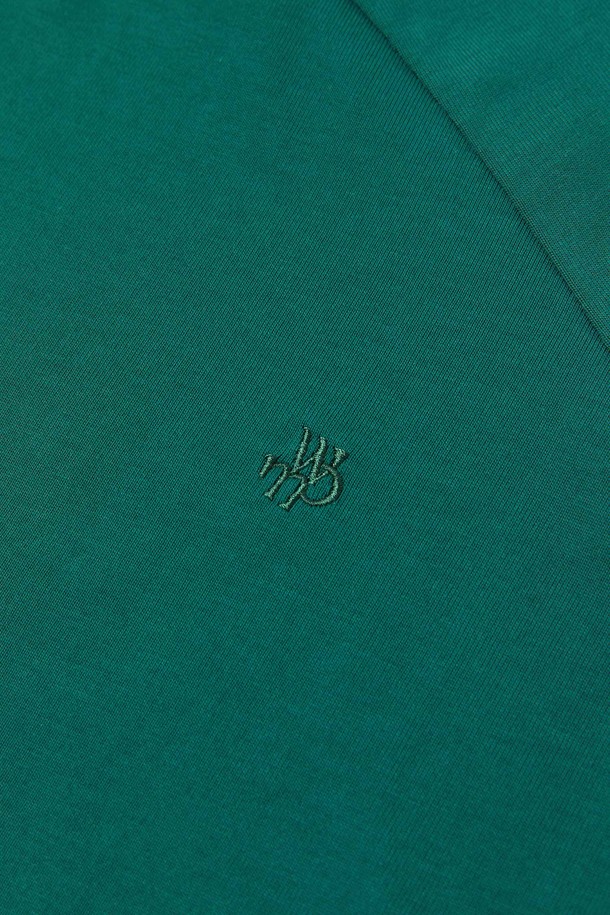 아치 이모션 티셔츠_그린은 캐주얼하고 베이직한 스타일의 공용 티셔츠입니다. 봄, 여름, 가을에 착용하기 좋으며, 두꺼운 면 소재로 제작되어 부드러운 촉감을 선사합니다. 세미오버핏 레귤러 기장으로 편안하게 착용 가능하며, 라운드넥 디자인입니다. 아치형 슬로건 프린트와 소매 시그니처 자수가 돋보이며, 넥라인과 어깨선에는 이중 스티치, 넥라인에는 보강 스티칭 처리가 되어 있습니다. 그린 컬러로 다양한 스타일에 활용하기 좋습니다.
