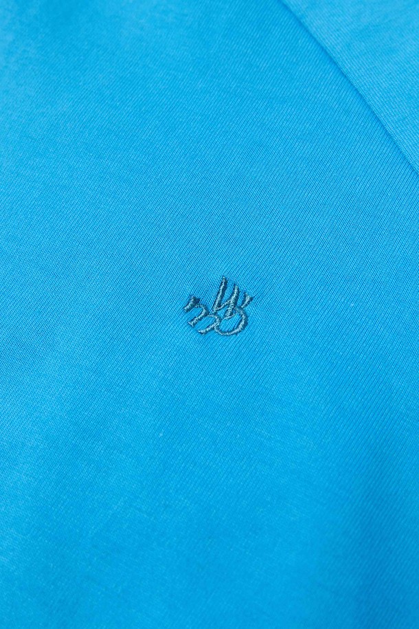 스몰 몬스터로고 티셔츠_BLUE는 편안하고 스타일리시한 캐주얼룩을 연출하기 좋은 남성용 티셔츠입니다. 부드러운 면 소재로 제작되어 봄, 여름철에 시원하게 착용할 수 있으며, 넉넉한 세미 오버핏으로 편안함을 더했습니다. 라운드넥 디자인에 넥라인부터 어깨라인까지 이중 스티치 처리하여 내구성을 높였고, 소매에는 시그니처 자수 디테일이 돋보입니다. 텀블 & 텐터 가공으로 수축 및 변형을 최소화하여 오랫동안 변함없이 즐겨 입을 수 있으며, 동네 마실룩, 여행룩, 캐주얼, 미니멀, 시티보이 스타일을 연출하기에 좋습니다.
