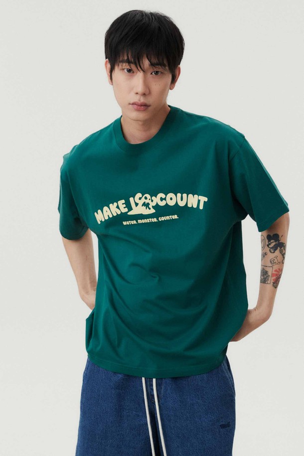스몰 몬스터로고 티셔츠_GREEN는 캐주얼, 스트리트 스타일을 즐기는 분들을 위한 반소매 티셔츠입니다. 넥 라인부터 어깨 라인까지 이중 스티치로 튼튼하게 마감했으며, 소매에는 시그니처 자수를 넣어 포인트를 더했습니다. 고밀도 코튼 소재로 제작되어 부드러운 촉감을 선사하며, 텀블 & 텐터 가공을 통해 수축과 변형을 최소화했습니다. 라운드넥에 세미 오버핏으로 편안하게 착용 가능하며, 일상, 여행 등 다양한 TPO에 활용할 수 있습니다. 그린 컬러의 스몰 몬스터 로고가 돋보이는 두꺼운 두께감의 티셔츠입니다.
