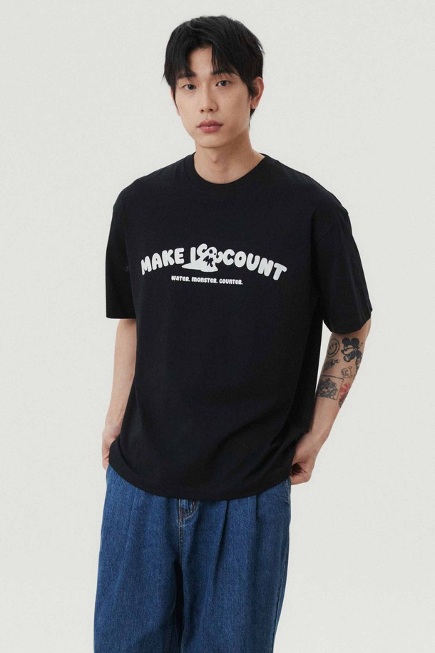 스몰 몬스터로고 티셔츠_BLACK는 남녀 모두 착용 가능한 블랙 컬러의 티셔츠입니다. 면 소재로 제작되어 부드러운 촉감을 선사하며, 두꺼운 두께감으로 제작되어 넉넉한 핏을 연출합니다. 라운드넥 디자인에, 넥라인부터 어깨라인까지 이중 스티치 처리와 넥라인 이중 스티치 보강으로 내구성을 높였습니다. 소매에는 시그니처 자수가, 전면에는 로고 프린트가 더해져 캐주얼, 스트릿, 미니멀 스타일을 연출하기 좋습니다. 봄, 여름 시즌에 활용하기 좋은 레귤러 기장의 반소매 티셔츠입니다.
