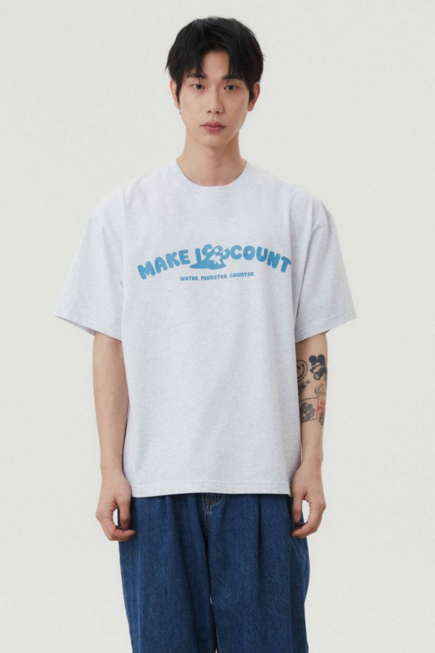 스몰 몬스터 로고 티셔츠_뉴트럴 그레이는 일상에서 편안하게 착용하기 좋은 공용 티셔츠입니다. 봄, 여름에 어울리는 두꺼운 면 소재로 제작되어 부드러운 촉감을 선사하며, 오버핏 또는 루즈핏으로 여유로운 착용감을 제공합니다. 라운드넥 디자인에 더블 스티치 네크라인, 어깨라인 보강, 소매 자수 디테일로 꼼꼼함을 더했습니다. 텐터 및 텀블 가공 처리로 완성도를 높였으며, 캐주얼, 미니멀 스타일을 즐기는 분들께 동네 마실룩, 집콕룩으로 추천합니다.
