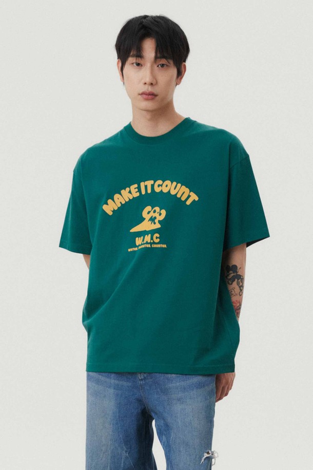 아치 몬스터 티셔츠_GREEN은 남성용 상의 티셔츠입니다. 그린, 화이트, 차콜, 그레이, 블랙 색상으로 출시되었으며, 일상에서 캐주얼하고 스트릿한 스타일을 연출하기 좋습니다. 면 소재로 제작되어 부드러운 촉감을 자랑하며, 세미오버핏으로 편안하게 착용할 수 있습니다. 라운드넥 반소매 디자인에 아치형 워터몬스터 그래픽 프린트와 소매 시그니처 자수가 돋보입니다. 넥 라인부터 어깨 라인까지 이중 봉제로 변형을 최소화했으며, 텐터 및 텀블워싱 가공으로 완성도를 높였습니다.
