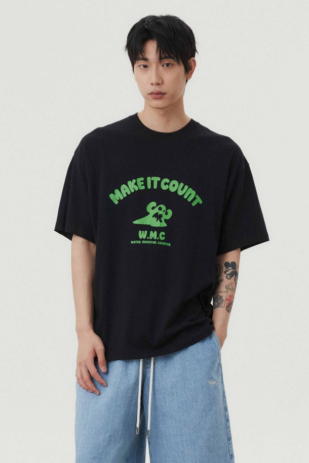 아치 몬스터 티셔츠_BLACK는 캐주얼, 스트리트, 미니멀 스타일을 즐기는 분들을 위한 반소매 티셔츠입니다. 봄, 여름 시즌에 적합하며, 일상에서 편안하게 착용할 수 있습니다. 세미 오버핏으로 제작되었으며, 부드러운 촉감의 고밀도 면 소재를 사용하여 편안한 착용감을 선사합니다. 아치형 워터몬스터 그래픽 프린트와 소매 시그니처 자수로 포인트를 주었으며, 넥 라인부터 어깨 라인까지 이중 봉제하여 내구성을 높였습니다. 텐터 가공과 텀블 워싱으로 완성도를 높인 블랙 컬러의 라운드넥 티셔츠입니다.
