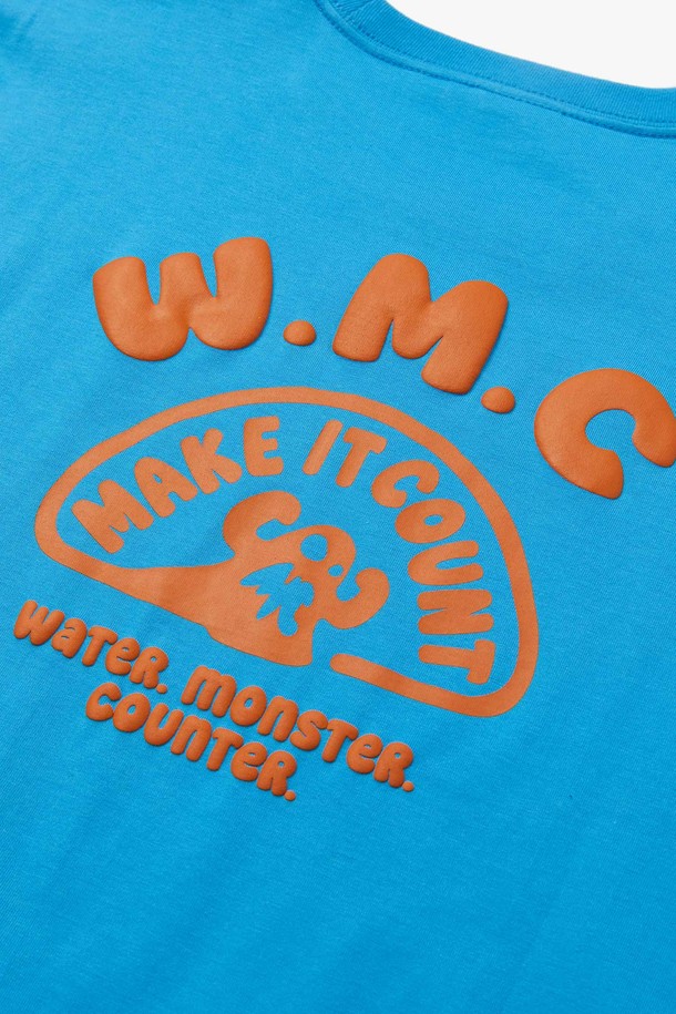 테일 몬스터로고 티셔츠_BLUE는 캐주얼, 스트릿 스타일을 아우르는 공용 티셔츠입니다. 블루 컬러의 면 소재로 제작되었으며, 봄, 여름 시즌에 적합합니다. 두꺼운 두께감과 부드러운 촉감으로 편안한 착용감을 선사하며, 세미오버핏으로 트렌디한 핏을 연출합니다. 라운드넥에 3D 레터링 그래픽, 소매 자수 디테일, 텀블 워싱 가공, 텐터 가공 등의 섬세한 디테일이 돋보입니다. 일상생활뿐만 아니라, 가벼운 여행 시에도 스타일리시하게 활용할 수 있습니다.
