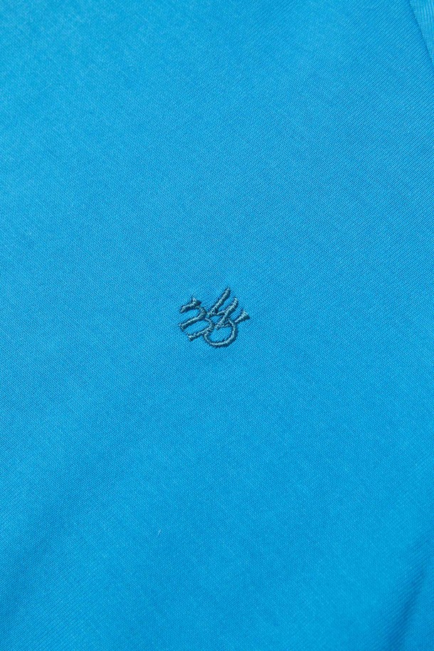 테일 몬스터로고 티셔츠_BLUE는 캐주얼, 스트릿 스타일을 아우르는 공용 티셔츠입니다. 블루 컬러의 면 소재로 제작되었으며, 봄, 여름 시즌에 적합합니다. 두꺼운 두께감과 부드러운 촉감으로 편안한 착용감을 선사하며, 세미오버핏으로 트렌디한 핏을 연출합니다. 라운드넥에 3D 레터링 그래픽, 소매 자수 디테일, 텀블 워싱 가공, 텐터 가공 등의 섬세한 디테일이 돋보입니다. 일상생활뿐만 아니라, 가벼운 여행 시에도 스타일리시하게 활용할 수 있습니다.
