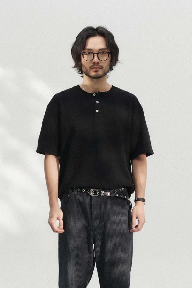 블랙 컬러의 와플 텍스쳐 헨리넥 반팔 티셔츠입니다. 면 소재로 제작되어 편안한 착용감을 선사하며, 봄, 여름 시즌에 활용하기 좋습니다. 베이직하고 캐주얼한 스타일로 일상복으로 적합하며, 단작 단추 디테일과 후면 하단 포인트 라벨로 포인트를 더했습니다. 스탠다드핏으로 제작되어 편안하게 착용 가능하며, 동네 마실룩, 카페룩 등 다양한 TPO에 매치하기 좋습니다. 캐주얼, 미니멀, 클래식 스타일을 즐겨 입는 남성분들께 추천합니다.
