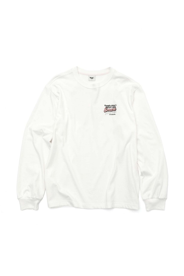 모바일폰 롱슬리브(WHITE)는 캐주얼, 키치 스타일을 즐기는 남성을 위한 면 소재의 긴 소매 티셔츠입니다. 봄, 가을에 적합하며, 세미오버핏으로 편안한 착용감을 선사합니다. 넥 라인부터 어깨 라인까지 이중 봉제 처리하여 내구성을 높였으며, 16수 원단과 텐타&텀블 가공으로 제작되어 부드러운 촉감을 자랑합니다. 뒷면에는 모바일혼 그래픽 로고가 포인트로 들어가 있으며, 일상, 동네 마실룩, 산책룩, 미니멀, 스트리트 스타일 연출에 활용하기 좋습니다.
