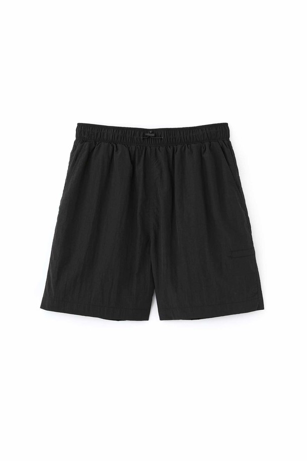 가볍고 시원한 착용감의 액티브 라이트 팬츠입니다. 고밀도 경량 나일론 소재에 메쉬 안감을 더해 통기성을 높였으며, 허리 스트링 조절로 편안한 착용감을 선사합니다. 스포티한 무드의 레귤러핏 숏 팬츠로, 백포켓 포인트 라벨과 고급스러운 스티치, 주름 가공 디테일이 돋보입니다.
