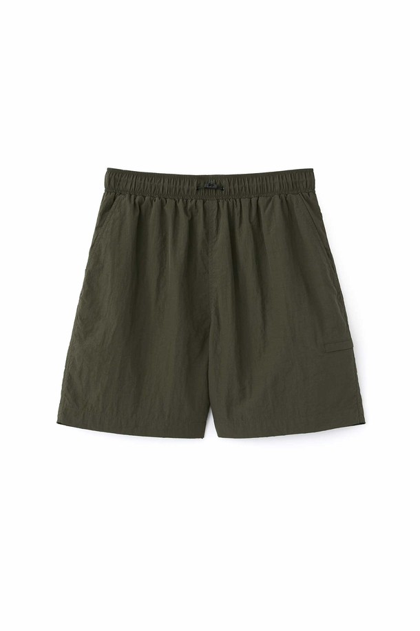 고밀도 경량 나일론 소재로 제작되어 시원하고 쾌적한 착용감을 선사하는 액티브 라이트 팬츠입니다. 허리 스트링으로 사이즈 조절이 용이하며, 메쉬 안감과 통기성 기능으로 여름철에도 쾌적하게 활동할 수 있습니다. 무지 디자인에 백포켓 포인트 라벨로 깔끔함을 더했으며, 주름 가공과 광택감 감소 처리로 실용성을 높인 레귤러핏 숏팬츠입니다.
