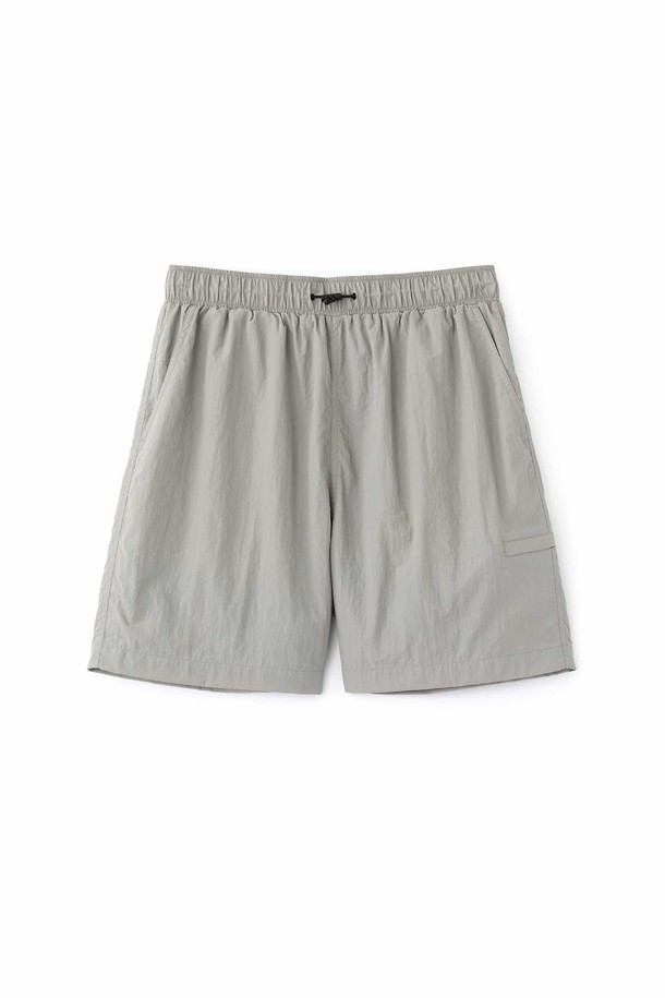 **액티브 라이트 팬츠 (3color)**는 남성용 액티브 나일론 팬츠로, 여름철 스포츠 및 일상 활동에 적합합니다. 고밀도 경량 나일론 소재에 메쉬 안감을 더해 통기성과 착용감을 높였으며, 허리 스트링 조절, 백포켓 포인트 라벨, 크리스 가공 등의 디테일로 기능성과 스타일을 모두 갖췄습니다. 레귤러핏에 숏 기장으로 제작되어 활동성을 높였으며, 부드러운 촉감과 무지 디자인으로 어떤 상의와도 쉽게 매치할 수 있습니다.
