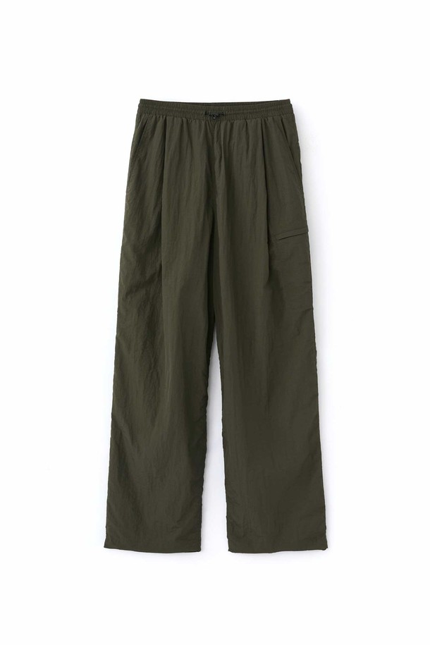 딥플리츠 나일론 팬츠는 캐주얼, 미니멀, 시티보이 스타일을 즐기는 남성을 위한 바지입니다. 봄, 여름 시즌에 적합하며, 동네 마실룩과 여행룩에 어울리는 아이템입니다. 고밀도 경량 나일론 소재로 제작되어 시원한 착용감을 선사하며, 광택을 최소화하여 은은한 멋을 더했습니다. 테이퍼드핏으로 다리가 길어 보이는 효과를 주며, 앞면 턱 디테일, 대각선 포켓, 심라인 커팅 포인트, 고급스러운 스티치 등의 특징을 갖췄습니다. 밴딩 처리로 편안한 착용감을 제공하며, 부드러운 촉감과 얇은 두께로 활동성을 높였습니다.
