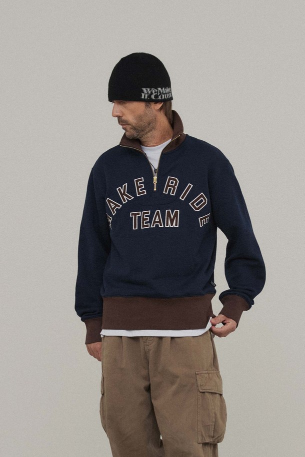 네이비 컬러의 레터링 스웨트 하프집업입니다. 면 소재로 제작되어 편안한 착용감을 선사하며, 하이넥 디자인과 하프 집업 여밈으로 스타일리시함을 더했습니다. 밑단 시보리 처리와 로고 아플리케 레터링 디테일이 돋보이며, 스탠다드 핏으로 제작되어 깔끔한 실루엣을 연출합니다. 캐주얼, 클래식, 미니멀 스타일을 즐겨 입는 분들께 추천하며, 동네 마실룩, 카페룩, 겨울 데일리룩 등 다양한 TPO에 활용하기 좋습니다. 긴 소매 기장으로 간절기부터 겨울까지 폭넓게 활용 가능합니다.
