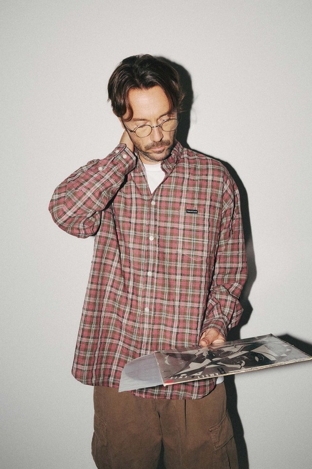 세련된 핑크 컬러가 돋보이는, 남성용 멀티 체크 셔츠입니다. 봄, 가을 시즌에 적합하며, 캐주얼하고 클래식한 스타일을 연출하기 좋습니다. 세미오버핏으로 편안한 착용감을 선사하며, 레귤러 기장으로 다양한 하의와 잘 어울립니다. 폴리에스테르, 면, 아크릴, 레이온, 나일론, 울 등 다양한 소재가 혼방되어 부드러운 촉감과 요철감을 느낄 수 있습니다. 앞 포켓 라벨 디테일이 돋보이며, 단독 착용만으로도 트렌디한 데이트룩, 카페룩 스타일을 완성할 수 있습니다.
