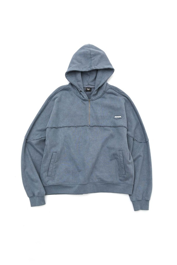 블루 컬러의 반집업 후드티입니다. 컷오프 라인과 슬로건 프린트, 넥라인 반달 장식 스티치가 돋보이는 디자인입니다. 오버핏으로 제작되었으며, 면 소재로 제작되어 편안한 착용감을 선사합니다. 후드 아일렛 디테일과 지퍼 여밈, 포켓 디자인이 특징이며, 캐주얼, 스트리트, 미니멀 스타일을 즐기는 분들께 추천합니다. 동네 마실룩, 집콕룩, 캠핑룩 등 다양한 TPO에 활용하기 좋습니다.
