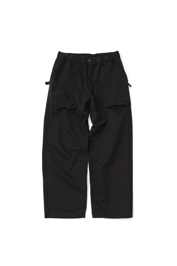 블랙 컬러의 밴딩 퍼티그 팬츠입니다. 허리 E-밴딩과 밑단 스트링으로 편안한 착용감을 제공하며, 와이드핏으로 스타일리시함을 더했습니다. 면 소재에 바이오 워싱 가공을 더해 부드러운 촉감을 선사하며, 사이드 포켓과 웨빙/자카드 테이프 디테일, 무릎 다트 디테일이 밀리터리 무드를 연출합니다. 일상생활은 물론, 동네 마실룩과 여행룩에 활용하기 좋은 아이템입니다. 캐주얼, 미니멀, 워크웨어 스타일을 즐겨 입는 분들께 추천합니다.
