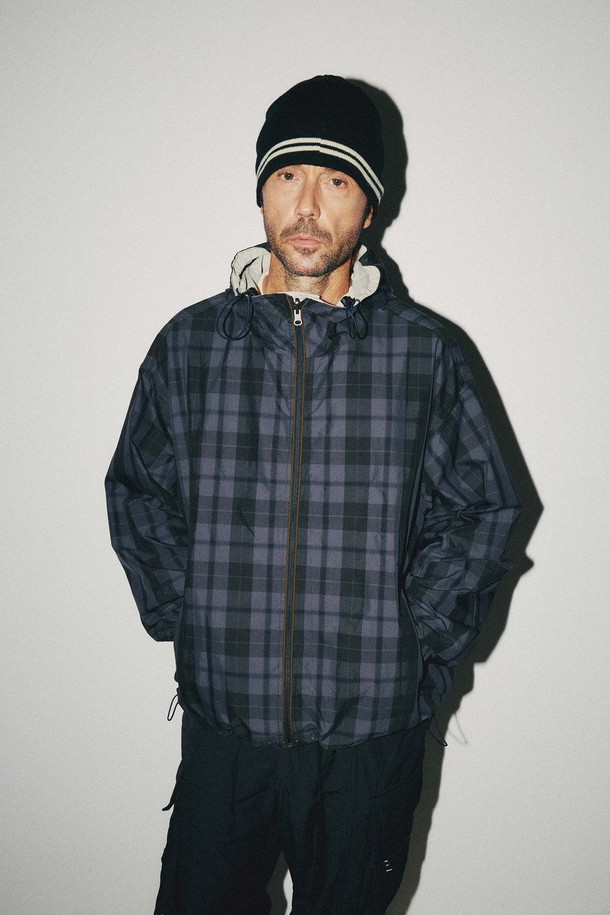네이비 컬러의 리버시블 빅체크 후드쉘파카는 가을, 겨울 시즌 캐주얼 및 스포티 스타일을 연출하기 좋은 남성용 아우터입니다. 겉감은 빅 체크 패턴으로, 안감은 단색으로 디자인되어 있어 하나의 제품으로 다양한 스타일을 연출할 수 있습니다. 두께감 있는 소재로 보온성을 높였으며, 일상생활과 가벼운 산책 등 다양한 TPO에 활용하기 좋습니다. 레귤러 핏에 집업 스타일로 편안하게 착용 가능하며, 후드 스트링, 밑단 조절, 손목 밴딩, 나일론 지퍼 등의 디테일로 기능성을 더했습니다. 캐주얼, 스포티, 미니멀한 스타일을 즐기는 남성분들께 추천합니다.
