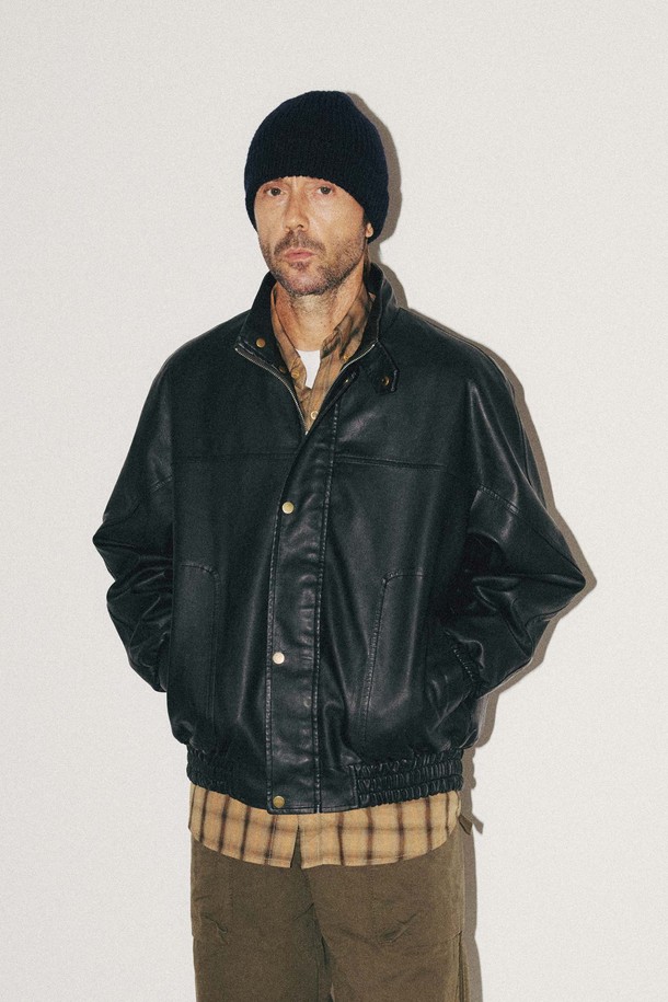 세련된 남성 스타일을 완성하는 하이넥 폭스레더 블루종_BLACK입니다. 부드러운 촉감의 폴리에스테르 소재에 바이오 워싱 처리를 더해 고급스러운 분위기를 자아냅니다. 세미 오버핏으로 편안한 착용감을 선사하며, 스탠드 카라와 비조 디테일이 특징입니다. 하프 래글런 소매와 E-밴드 적용으로 활동성을 높였으며, 겨울철 캐주얼 및 미니멀, 클래식 스타일 연출에 용이합니다. 데일리룩 또는 출근룩으로 활용하여 세련된 겨울 스타일을 완성해 보세요.
