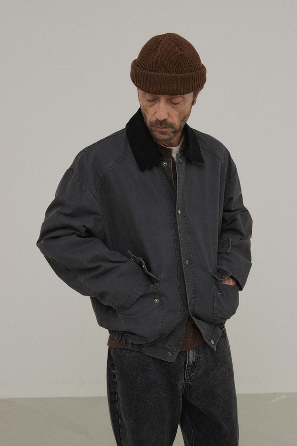 빈티지 하프 워크자켓_GREY는 남성용 아우터입니다. 톤 다운된 GREY 컬러에 무지 디자인으로, 빈티지하면서도 캐주얼한 스타일을 연출합니다. 봄, 가을에 착용하기 좋으며, 하프 기장과 세미오버핏으로 편안한 착용감을 선사합니다. 카라 배색 디테일, 밑단 E-밴드 소매 장식, 래글런 소매, 바이오 워싱, 고밀도 10수 옥스포드 원단으로 제작되어 워크웨어 특유의 멋을 더했습니다. 데이트룩, 가을 나들이룩 등 다양한 TPO에 활용할 수 있으며, 캐주얼, 워크웨어, 클래식 스타일을 즐기는 분들께 추천합니다.
