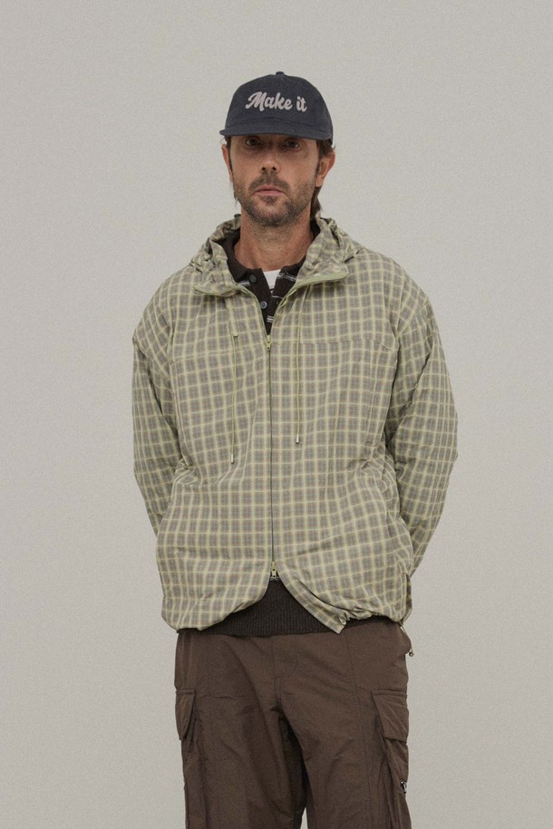 베이지 컬러의 체크 윈드브레이커입니다. 봄, 가을 간절기에 활용하기 좋은 얇은 두께의 폴리에스테르 소재로 제작되었으며, 생활 방수 기능을 갖춰 일상 및 아웃도어 활동 시에도 유용합니다. 세미 오버핏으로 캐주얼하고 스포티한 스타일을 연출하며, 체크 패턴과 멀티 스트라이프 무늬로 포인트를 더했습니다. 2WAY 지퍼, 후드 및 밑단 스트링 조절, 후면 포인트 라벨 등의 디테일과 휴대성을 높인 패커블 기능으로 실용성을 높였습니다. 여행, 산책, 캠핑 등 다양한 TPO에 활용 가능한 아이템입니다.
