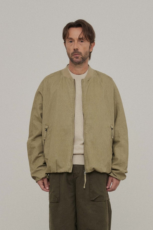 워싱 코튼 소재의 MA-1 점퍼_베이지는 남성용 아우터입니다. 부드러운 촉감의 워싱 가공된 면 소재로 제작되었으며, 봄, 가을에 착용하기 좋은 얇은 두께감의 점퍼입니다. 레귤러핏으로 캐주얼하고 밀리터리 스타일을 연출하며, 무지 디자인에 금속 지퍼, 넥 시보리, 소매 & 몸판 이너 E-밴드 처리로 디테일을 더했습니다. 동네 마실룩, 가을 나들이룩에 활용하기 좋으며, 캐주얼, 미니멀, 클래식 스타일을 즐겨 입는 분들께 추천합니다.
