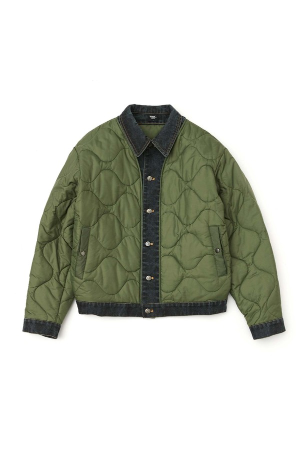 카키 컬러의 데님 레이어 퀼팅 재킷입니다. 립스탑 나일론과 데님 소재를 조합하여 제작되었으며, 어니언 퀼팅 디자인과 무광 캠톤 디테일이 특징입니다. 5온즈 충전재를 사용하여 보온성과 경량성을 동시에 갖춰 간절기에 활용하기 좋습니다. 레귤러핏으로 편안하게 착용 가능하며, 캐주얼, 미니멀, 클래식 스타일을 즐기는 분들께 추천합니다. 동네 마실룩, 산책룩, 가을 나들이룩에 매치하여 멋스러운 스타일을 연출해보세요. 스냅 버튼으로 간편하게 여밀 수 있으며, 긴 소매 기장으로 제작되었습니다.
