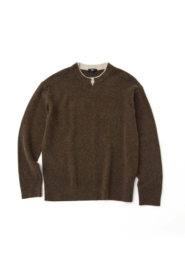 '레이어드 헨리넥니트_BROWN'는 가을과 겨울에 어울리는 베이직 스타일의 니트/스웨터입니다. 부드러운 촉감의 아크릴, 폴리에스테르, 나일론, 울, 폴리우레탄 혼방 소재로 제작되어 편안한 착용감을 선사합니다. 헨리넥과 V넥 디자인으로 레이어드 연출이 가능하며, 넥 라인 배색 디테일이 특징입니다. 세미 오버핏으로 제작되어 편안하면서도 스타일리시한 핏을 연출하며, 긴 소매 기장으로 보온성을 더했습니다. 데일리룩, 집콕룩, 데이트룩 등 다양한 TPO에 미니멀, 클래식, 캐주얼 스타일로 활용하기 좋습니다.
