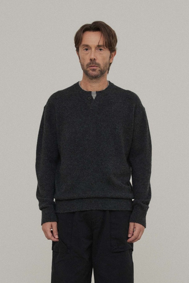 **레이어드 헨리넥니트_GREY**는 가을, 겨울 시즌 데일리룩을 위한 남성 니트입니다. 부드러운 촉감의 아크릴, 폴리에스테르, 나일론, 울, 폴리우레탄 혼방 소재에 헨리넥과 V넥 디자인을 더해 세련된 느낌을 줍니다. 톤 다운된 그레이 컬러와 무지 패턴으로 베이직하면서도 캐주얼한 스타일을 연출하며, 레이어드 연출이 가능하여 다양한 스타일링에 활용할 수 있습니다. 넥 라인 배색 디테일이 포인트이며, 세미오버핏으로 편안하게 착용 가능합니다. 중간 두께의 긴소매 니트로, 미니멀, 클래식 스타일을 선호하는 분들께 추천합니다.
