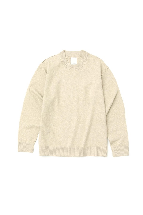 미니멀 크루넥 니트_BEIGE는 심플하고 내추럴한 스타일을 연출하는 공용 니트입니다. 베이지, 블랙, 밀란지 세 가지 색상으로 출시되었으며, 봄, 가을, 겨울 계절에 착용하기 좋습니다. 스탠다드 핏에 긴 소매 기장으로 제작되었으며, 부드러운 촉감이 특징입니다. 폴리에스터, 나일론, 폴리우레탄 혼방 소재로 제작되었으며, 리버스 봉제선 디테일을 더해 미니멀한 디자인에 포인트를 주었습니다. 세미 목크 형태의 크루넥 라인으로 겨울 데일리룩, 미니멀, 클래식, 캐주얼 스타일과 잘 어울립니다.
