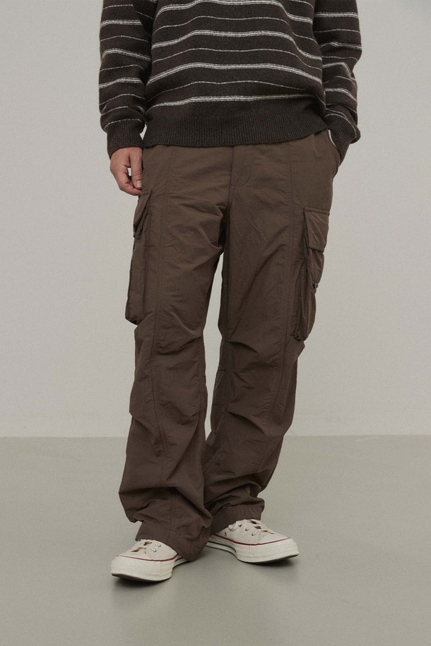 파라슈트 팬츠_BROWN은 남녀 모두 착용 가능한 캐주얼, 스트릿 스타일의 와이드/루즈핏 긴바지입니다. 봄, 가을에 적합하며, 무지 디자인에 나일론 소재로 제작되어 뻣뻣한 촉감을 줍니다. 카고 포켓과 스트링 디테일이 특징이며, 여행룩, 캠핑룩, 미니멀한 스타일 연출에 활용하기 좋습니다. 밴딩 처리로 편안한 착용감을 선사합니다. 루즈핏으로 활동성을 높인 데일리 팬츠입니다.
